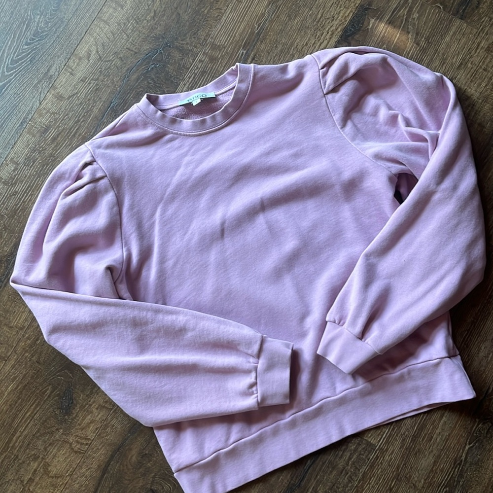 Puff sleeve adorable sweatshirt. Size large from etica!